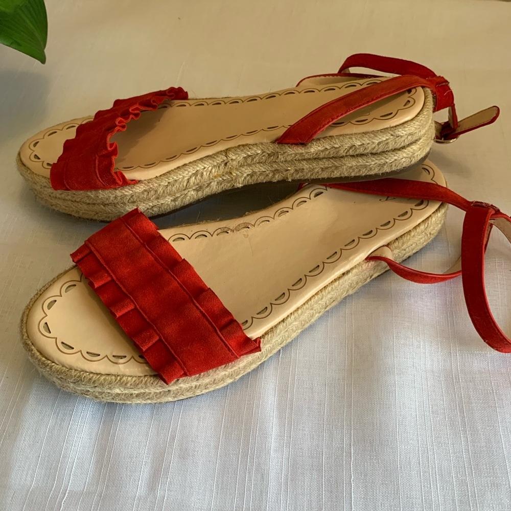 Crown & Red
Suede Ruffle Open Platform